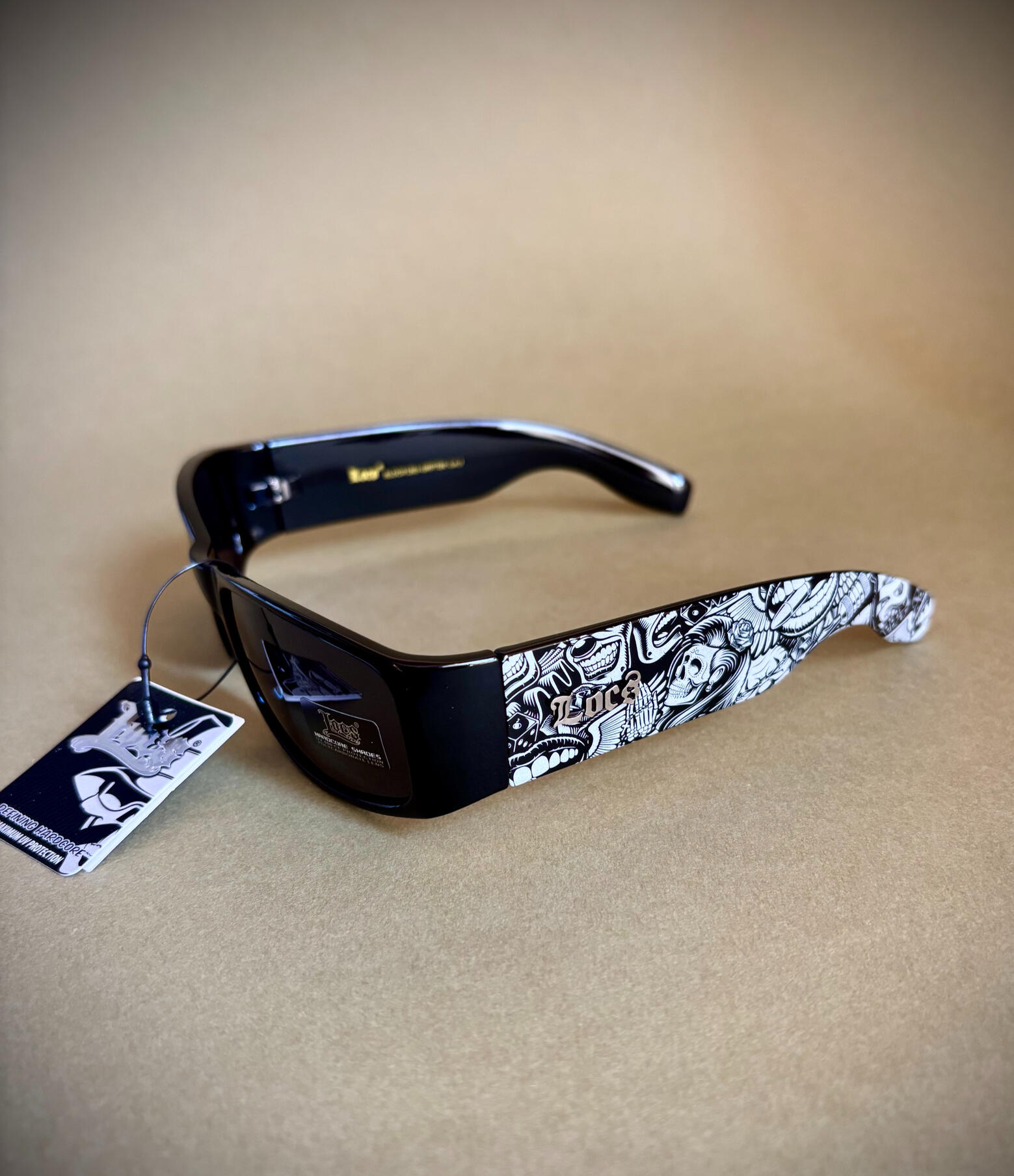 Lunettes Locs - Noires Branches Graffiti Skull - 91263 GRFTSK Lunettes de soleil Locs noires avec motifs graffiti skull tête de mort sur les branches style streetwear