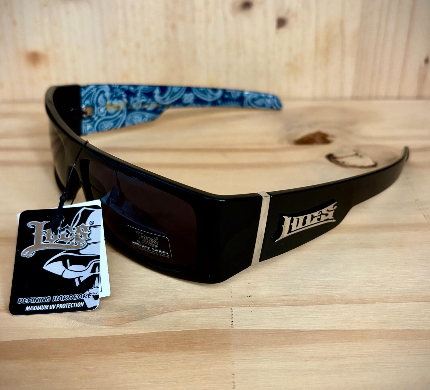Lunettes Locs - Noires Imprimé Bandana Bleu - 91265 BDNA Lunettes de soleil Locs noires avec imprime bandana bleu et blanc a l interieur des branches