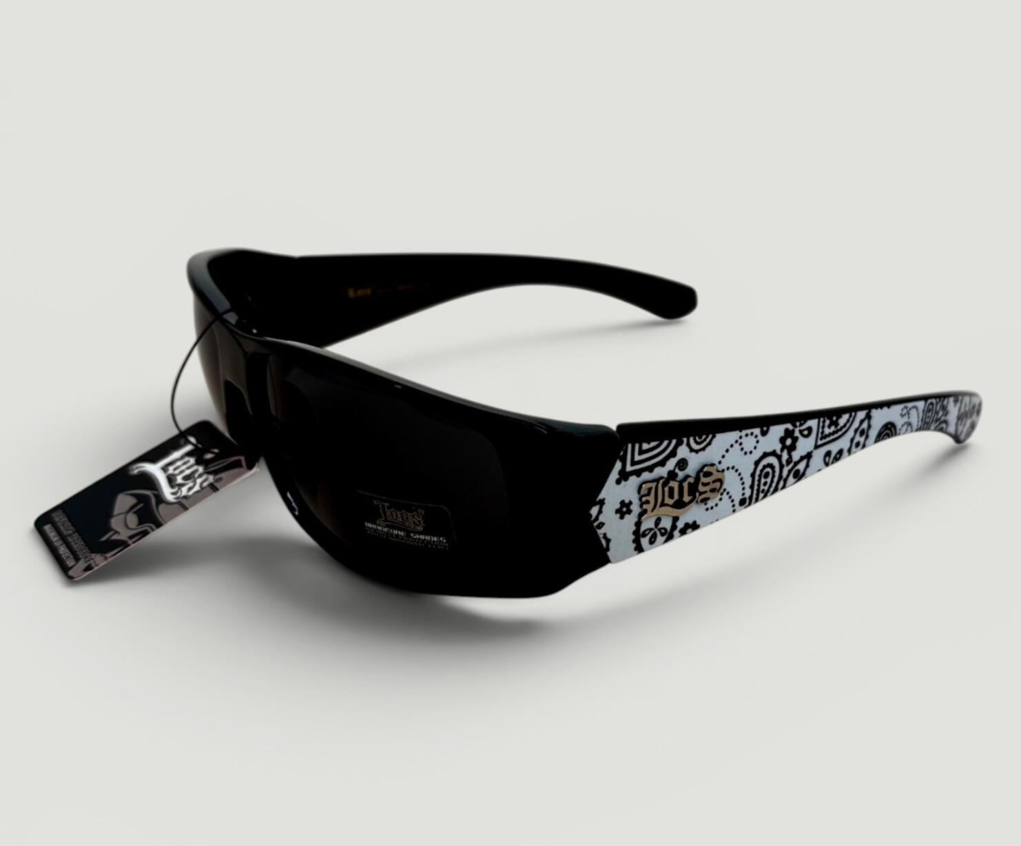 Lunettes Locs wraparound - Imprimé Bandana Blanc - 91114 BDNA WHT Lunettes de soleil Locs noires enveloppantes avec motifs bandana blanc sur les branches style West Coast