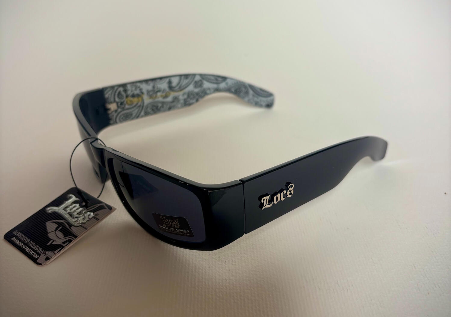Lunettes Locs - Motif Bandana Intérieur Blanc - 91263 BDNA WHT Lunettes de soleil Locs noires avec motif bandana blanc a l interieur des branches style biker cholo westcoast