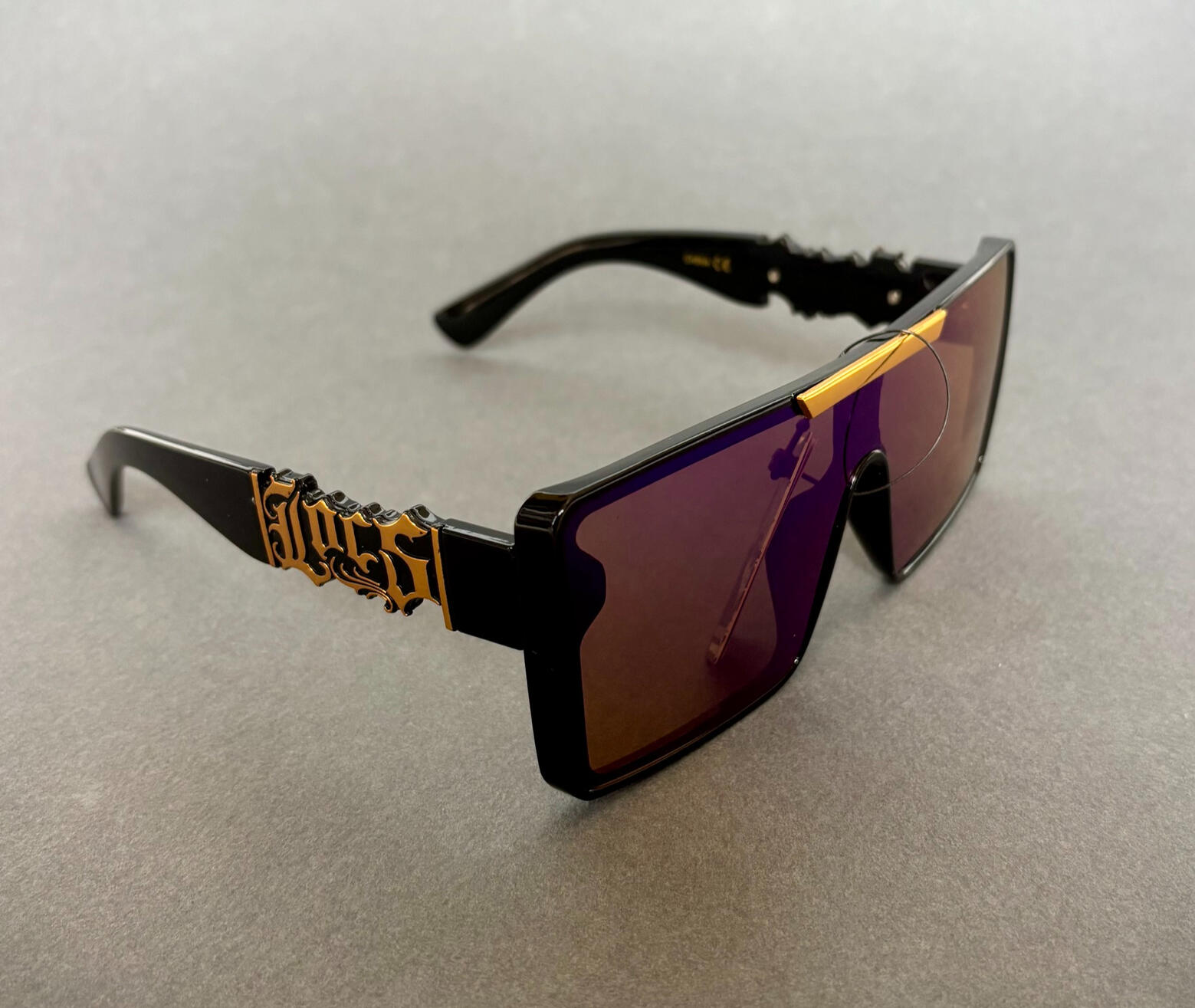 Lunettes Locs - Noires Détails Dorés et Pétrole - 91262 BKCM PETROL Lunettes de soleil Locs noires avec détails dorés et verres miroir pétrole style streetwear