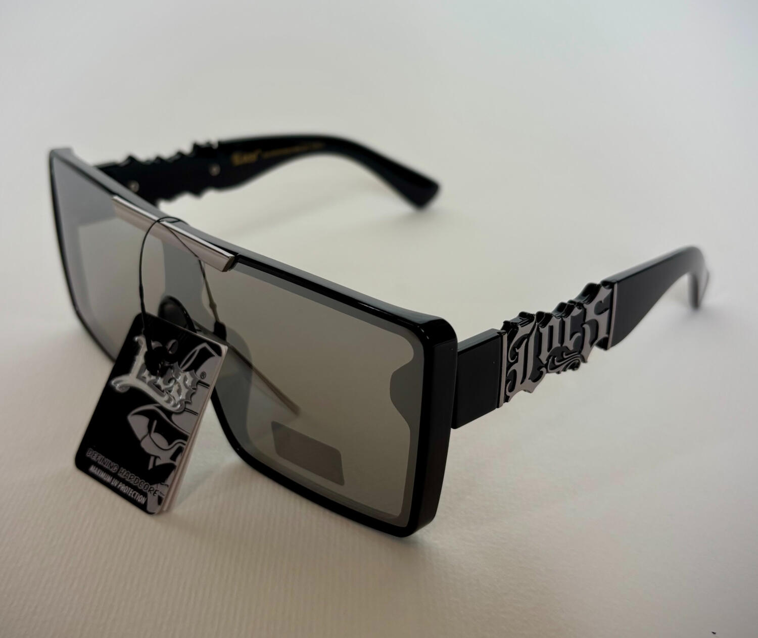Lunettes Locs - Noires avec Détails Métalliques - 91262 BKCM Lunettes de soleil Locs noires carrées avec finitions métalliques sur les branches style biker