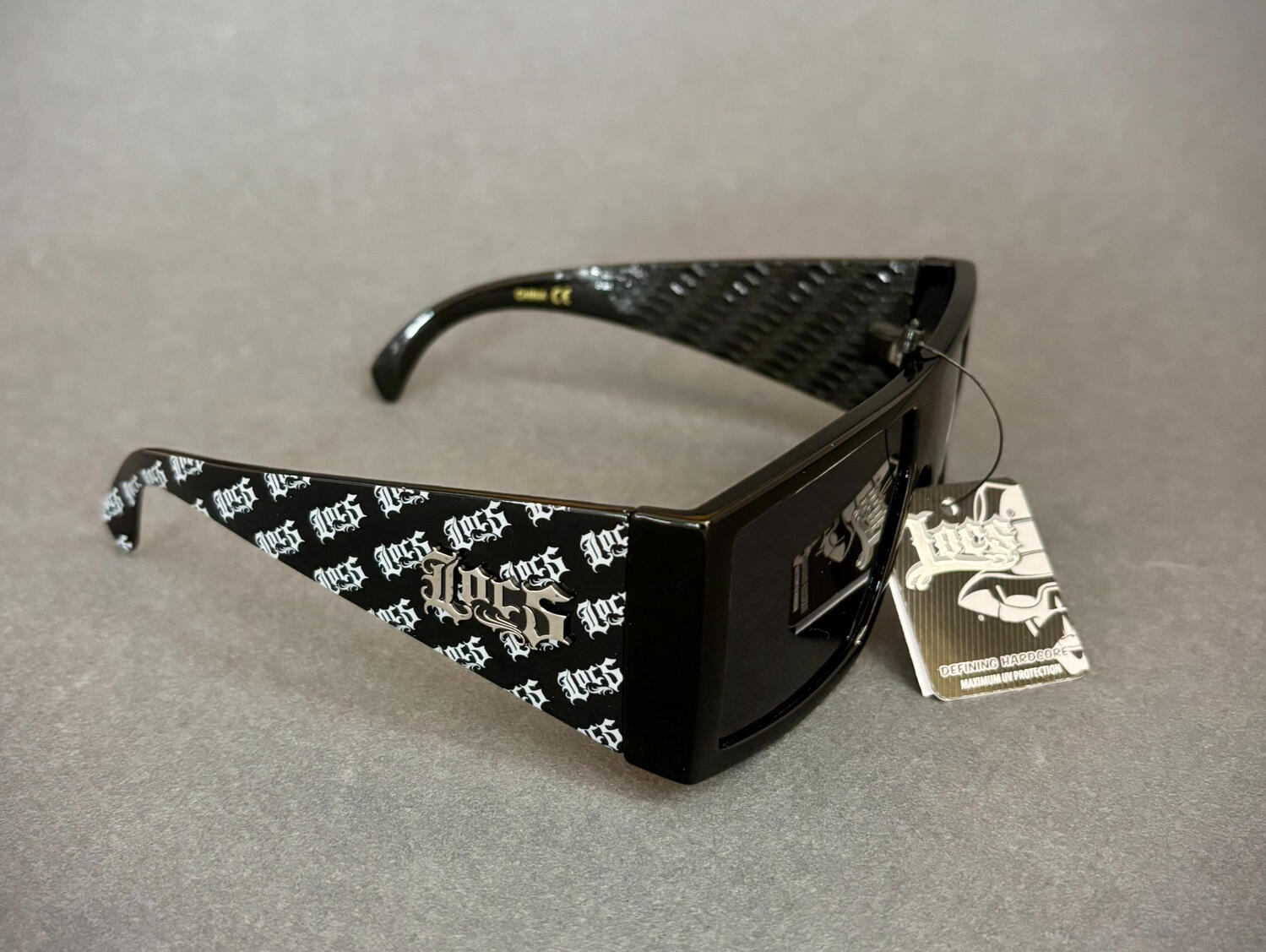 Lunettes Locs - Noires XL Logos Répétés - 91275 BK LOGOS Lunettes de soleil Locs noires avec logos blancs répétés sur les branches style streetwear très large