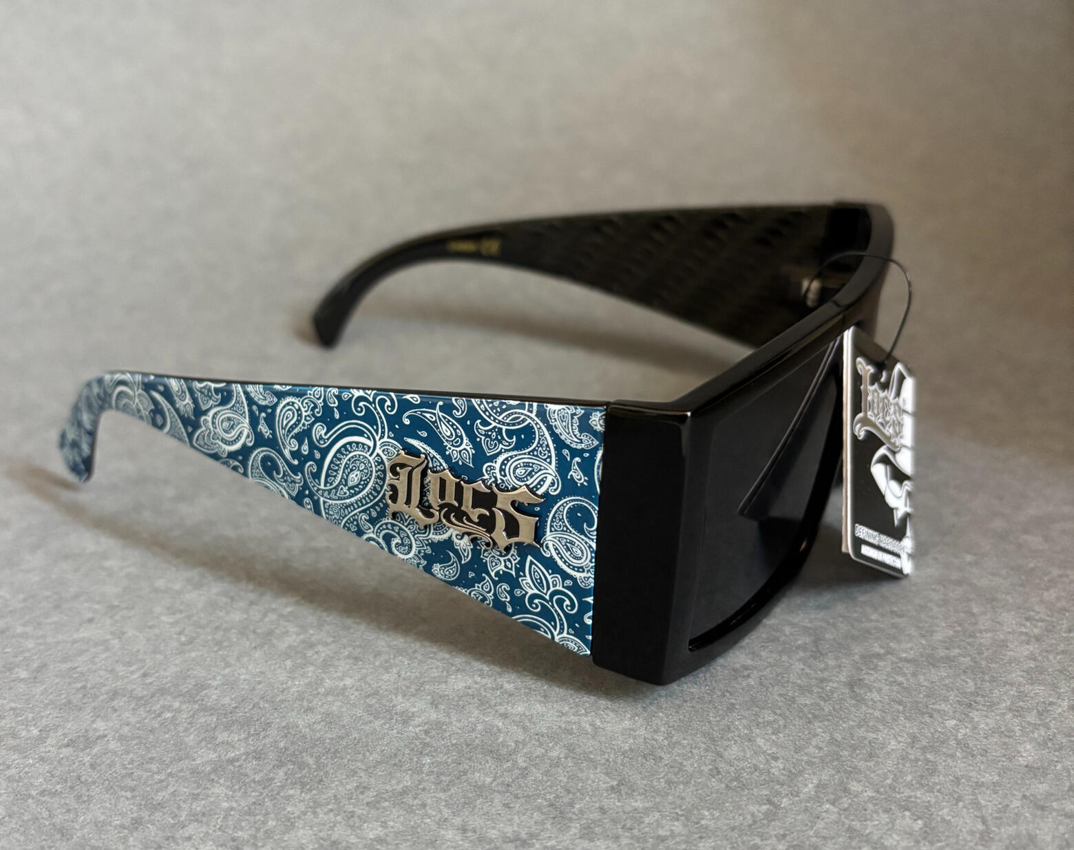 Lunettes Locs - XL Motifs Bandana Bleu - 91275 BDNA BLUE Lunettes de soleil Locs noires très large avec motifs bandana bleu et noir sur les branches style West Coast