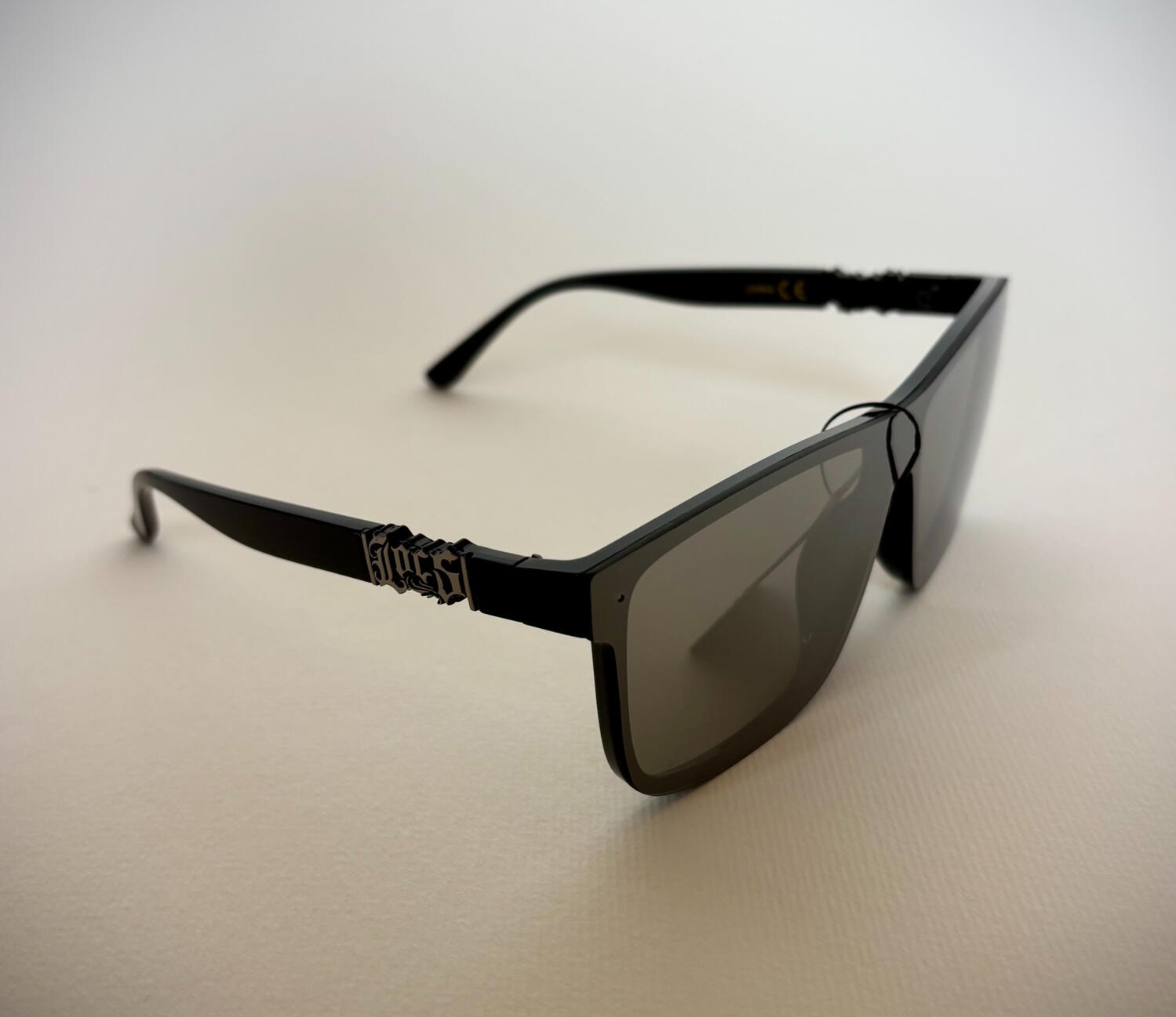 Lunettes Locs - Branches Fines Métal - 91298 BKCM Lunettes de soleil Locs noires avec branches fines et détails métalliques style streetwear