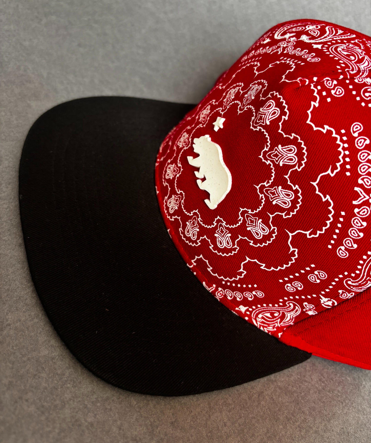 Casquette Snapback visière droite California Bear Bandana Rouge - CALIFORNIA BEAR BDNA Casquette snapback visiere imprimé bandana rouge et motif ours California style West Coast