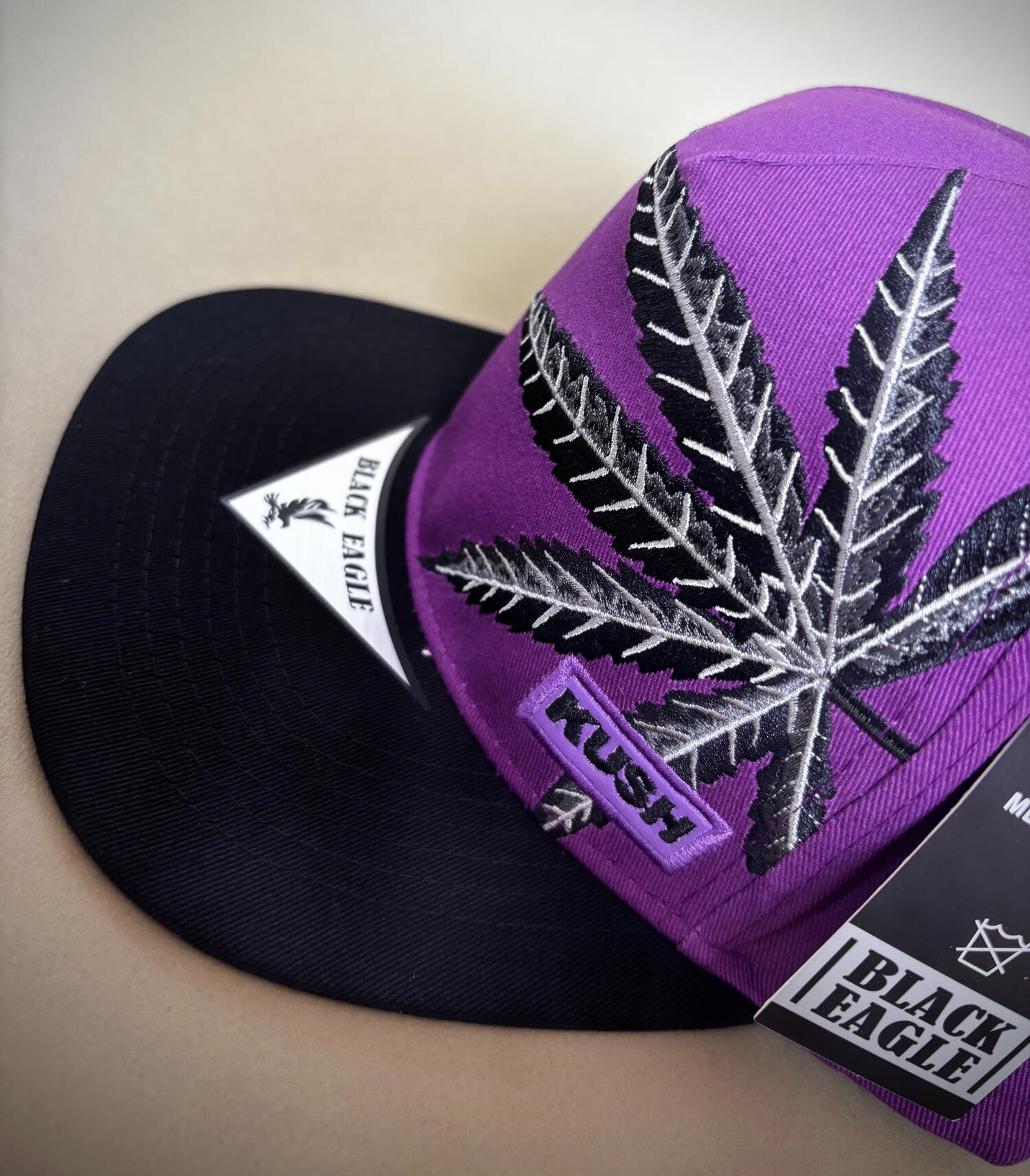 Casquette Snapback visière droite Broderie Feuille cannabis Violette - MJ LEAF PURPLE Casquette snapback noire avec broderie feuille violette style streetwear urban