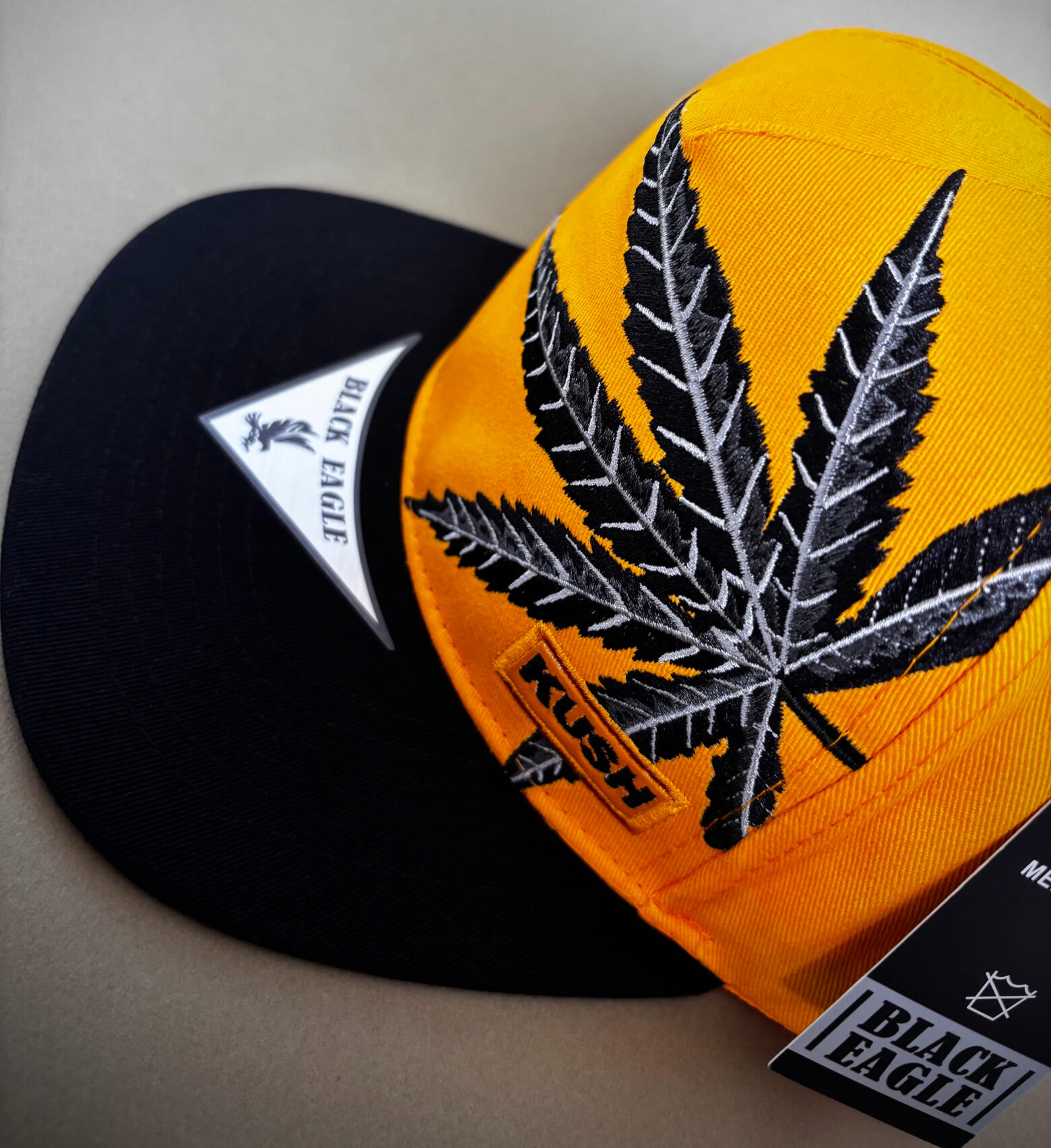 Casquette Snapback visière droite Broderie Feuille cannabis Jaune - MJ LEAF YELLOW Casquette snapback noire et jaune avec broderie feuille style streetwear