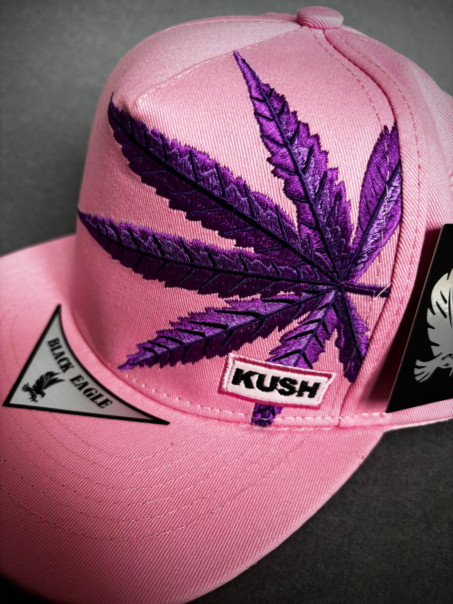 Casquette Snapback visière droite Rose Broderie Feuille cannabis - MJ LEAF PINK Casquette snapback rose avec broderie feuille violette style streetwear West Coast